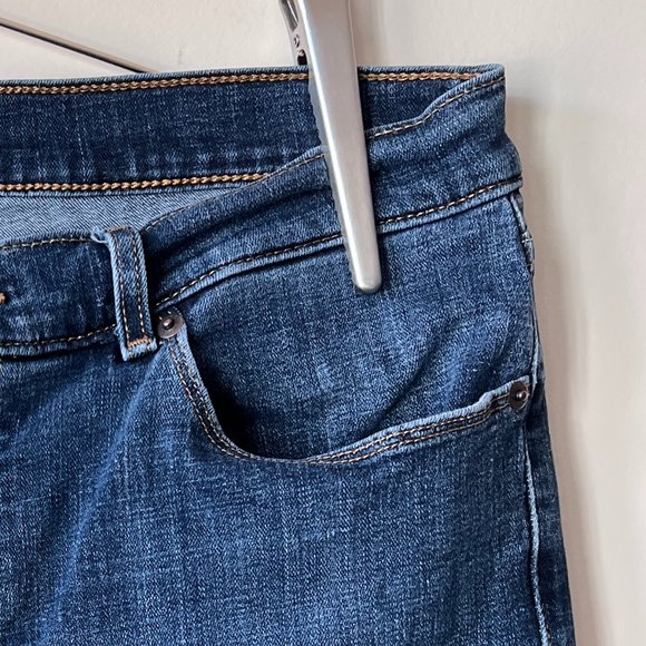 Gently Worn, but Lovingly Cared For, Women's Levi's Classic Bootcut Jeans - Picture 8 of 15